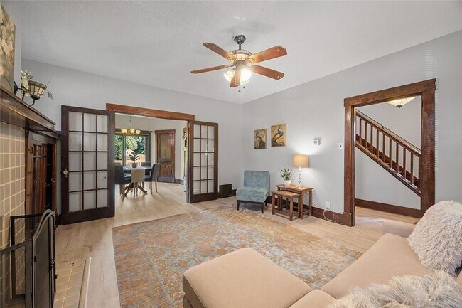 Building Photo - Charming 4 Bedroom House!