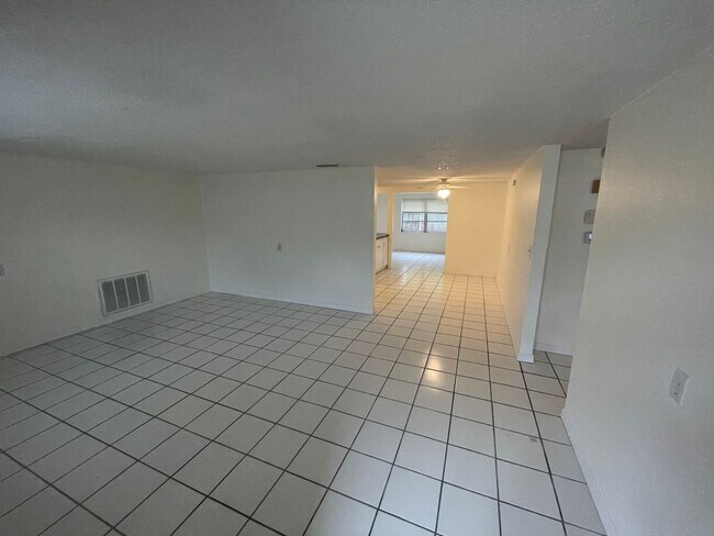 Building Photo - 3/2/1 in Port Richey