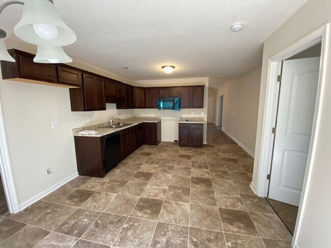 Foto del edificio - 3 Bedroom 2 bath with 2 Car Garage Home Fo...