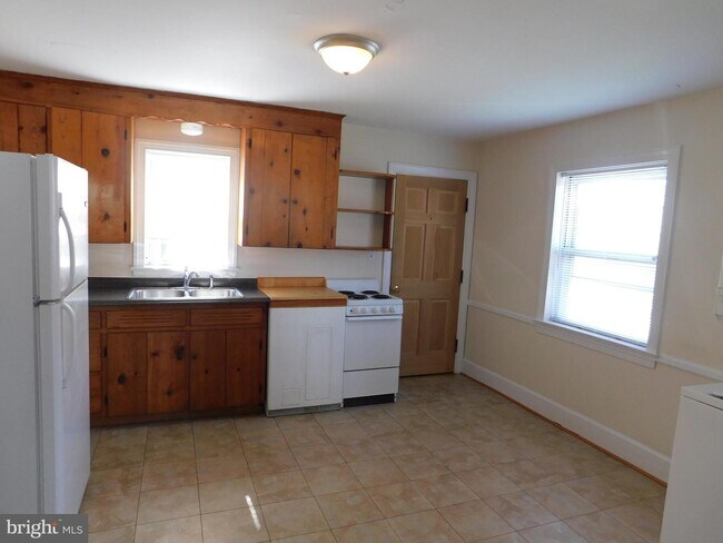 Building Photo - 222 Hillcrest Dr