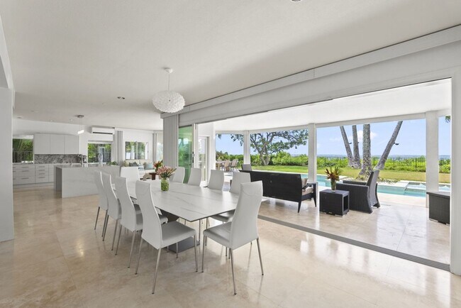 Foto del edificio - Paradise Beach Estate: Beachfront 6BR w/ Pool, Guest Suite & Pickleball