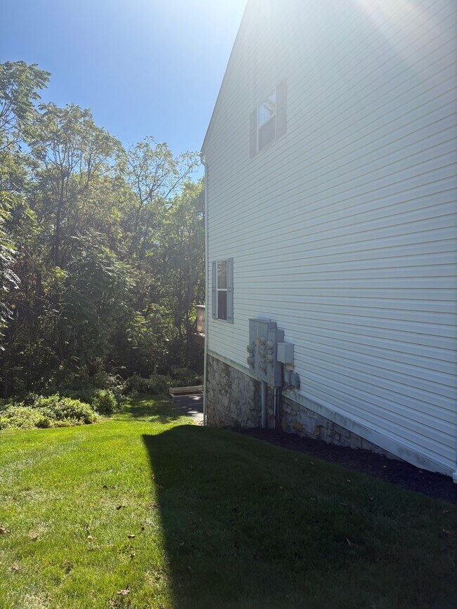 Foto del edificio - 3 Bedroom/1.5 Bath End Unit, Parking-Cherr...