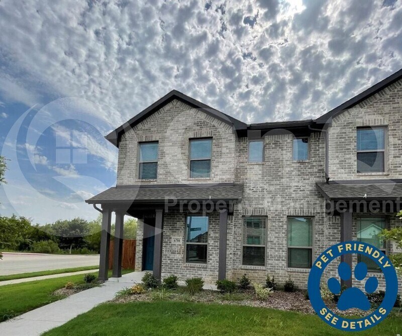Primary Photo - 6701 Glimfeather Dr