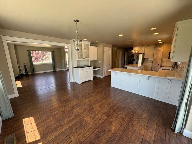 Building Photo - Spacious Canyon Home