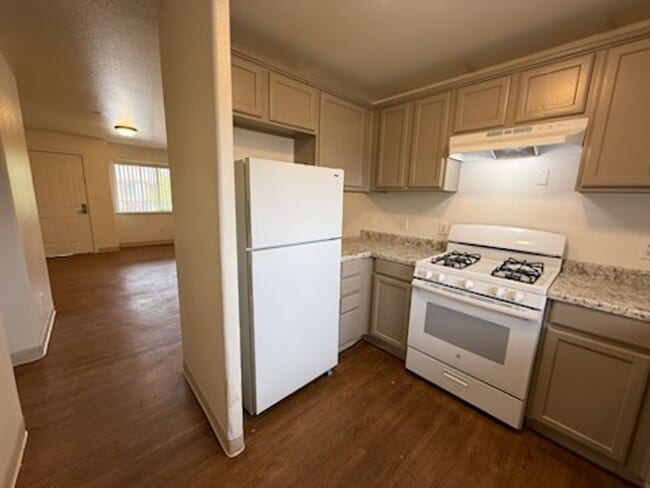Building Photo - Upstairs 2 Bedroom Apartment