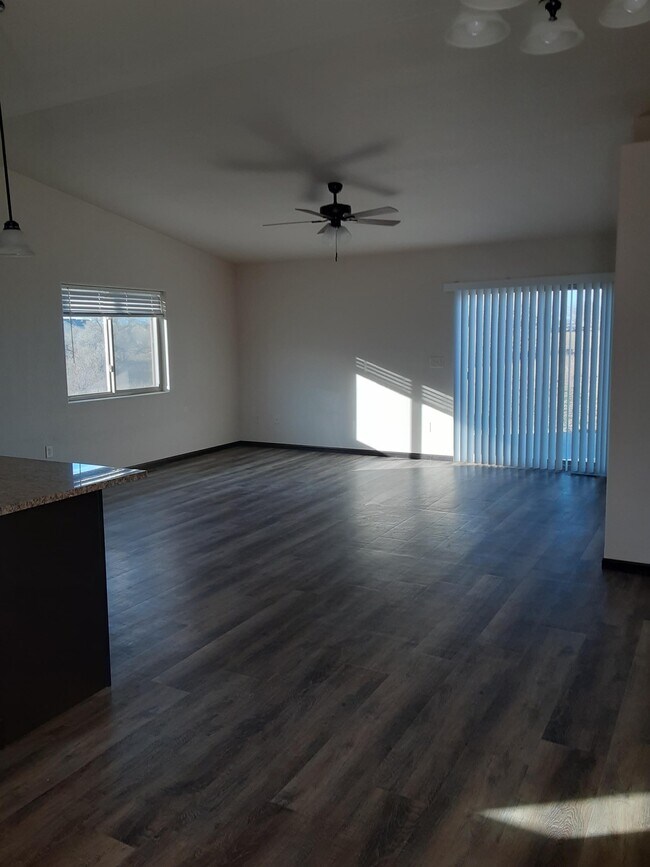 Building Photo - 587 Westwind Rd