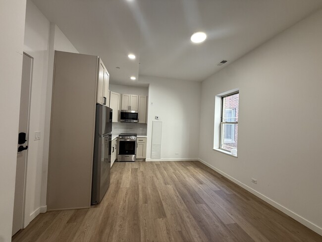 Building Photo - The Nest at 2140 N Lincoln Park W