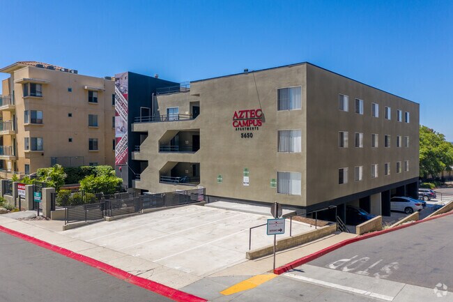 Vista desde la calle - Aztec Campus Apartments