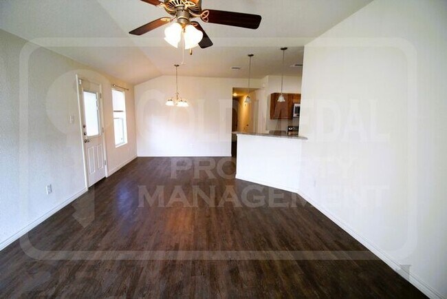 Building Photo - 907 Lasso Dr