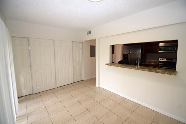 Foto del edificio - 5070 Elmhurst Rd