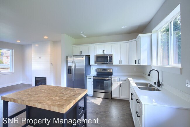 Foto del edificio - 6 br, 3 bath House - 422 124th St S