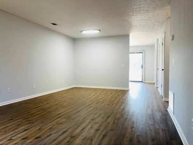 Building Photo - 104 Peachtree Ct