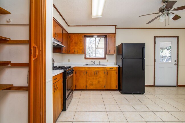 Foto del edificio - 6000 Larkspur Dr