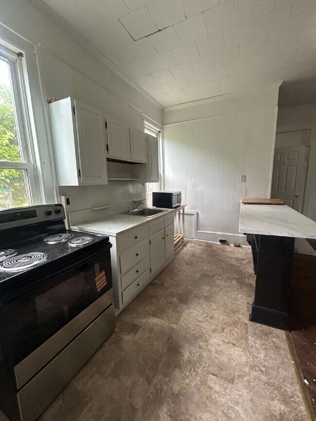Foto del edificio - 2 Bedroom 1 Bath Apt with vaulted ceilings and updated appliances on ground level