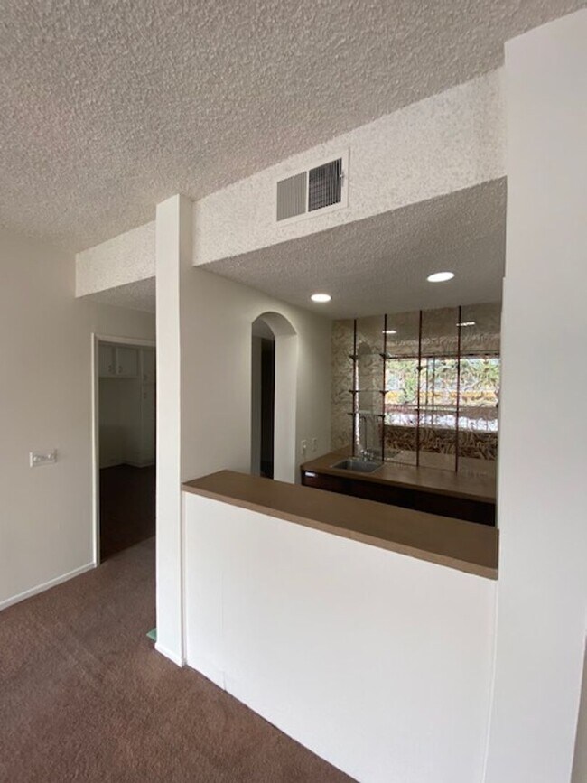 Building Photo - Ocean Front Living! 3 Bedroom Condo!!