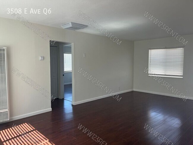 Foto del edificio - 3508 E Ave Q6