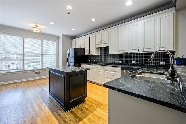 Building Photo - 600 Vinings Estates Dr SE