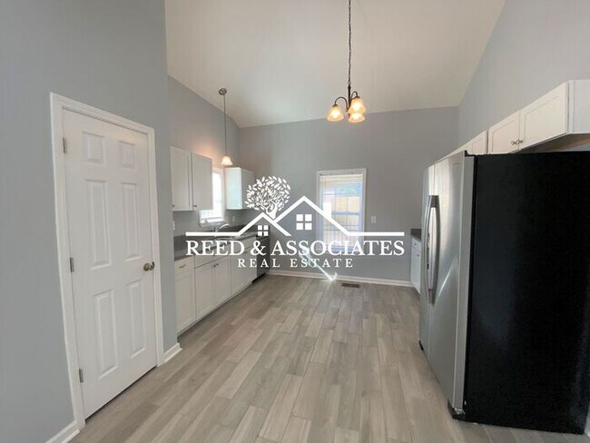 Building Photo - Completely Renovated Near Copper Young!