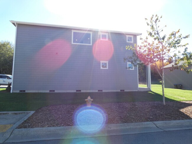 Building Photo - Creekside Drive 4 Bedroom