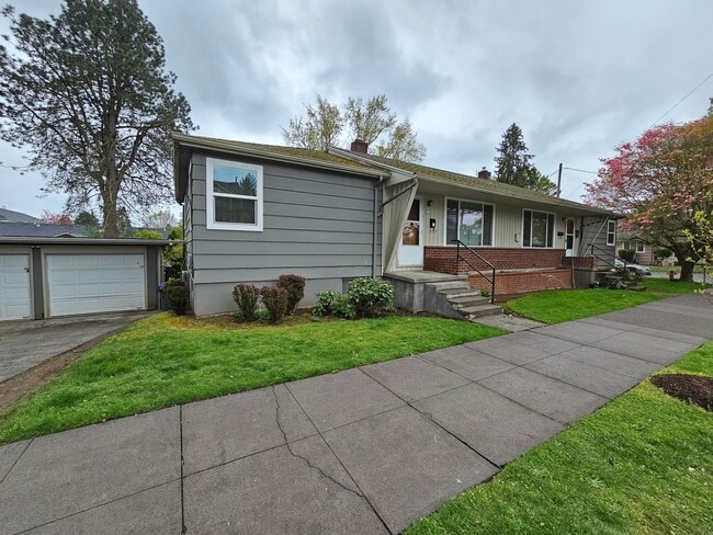 Photo - Newly Updated 3 Bed, 1.5 Bath Duplex Unit with Garage in Lovely Inner SE Townhome