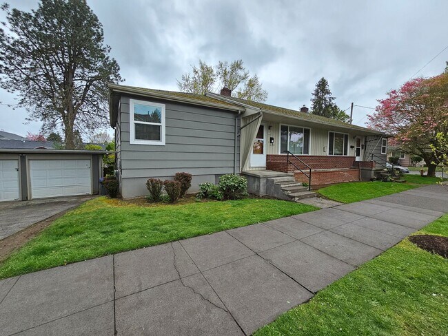 Building Photo - Newly Updated 3 Bed, 1.5 Bath Duplex Unit with Garage in Lovely Inner SE
