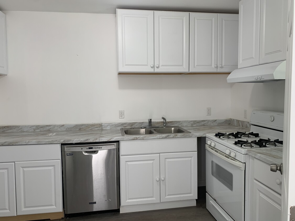 Kitchen with dishwasher - 5820 Calvin Ave