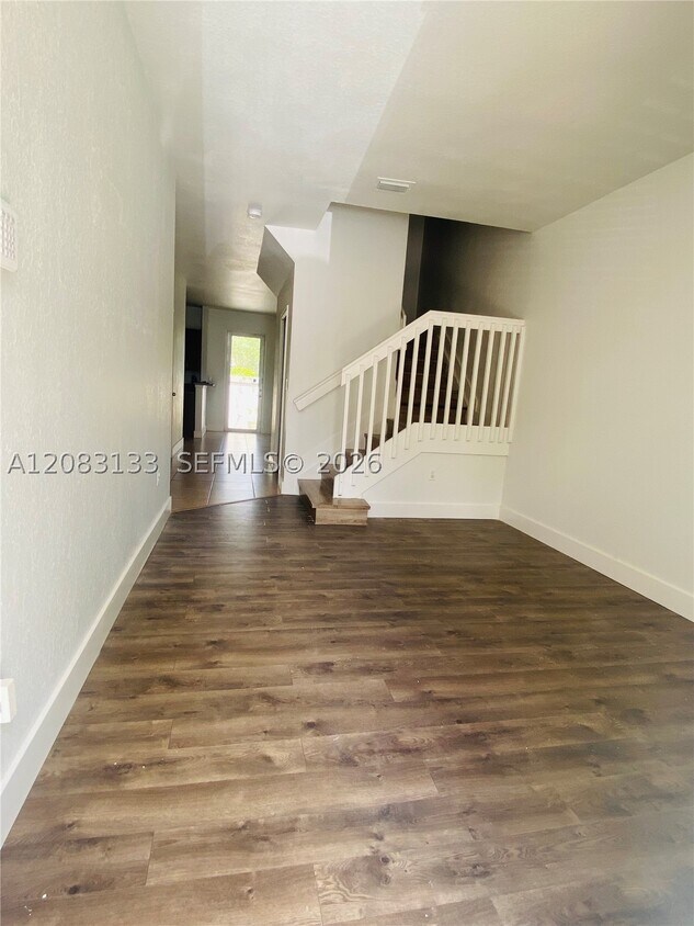 Foto del edificio - 21401 NW 13th Ct