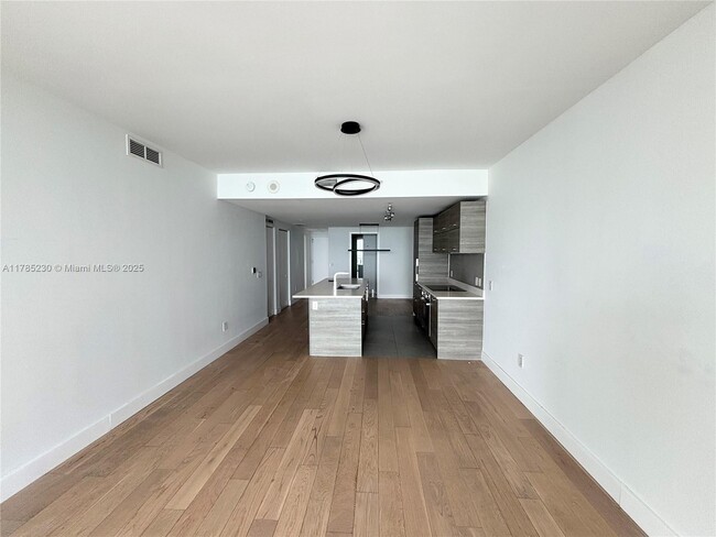 Foto del edificio - 650 NE 32nd St