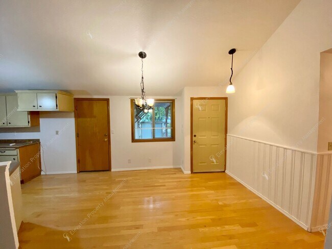 Building Photo - Bend Ranch-Style Home with Covered Patio &...