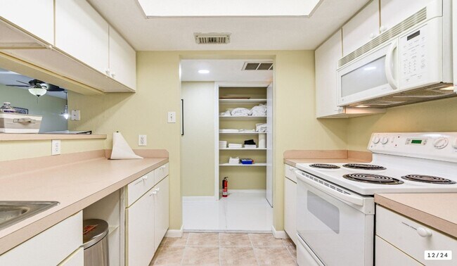 Foto del edificio - 2824 S Bartell Dr