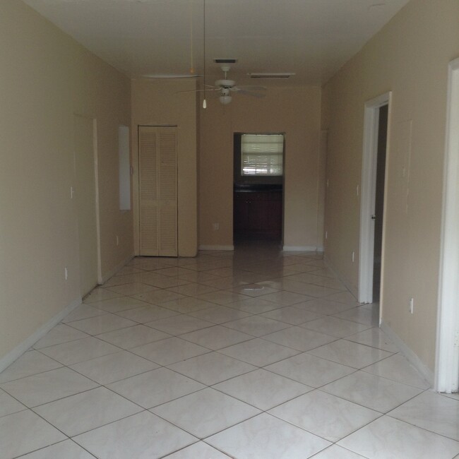 Foto del edificio - 323 NE 171st St