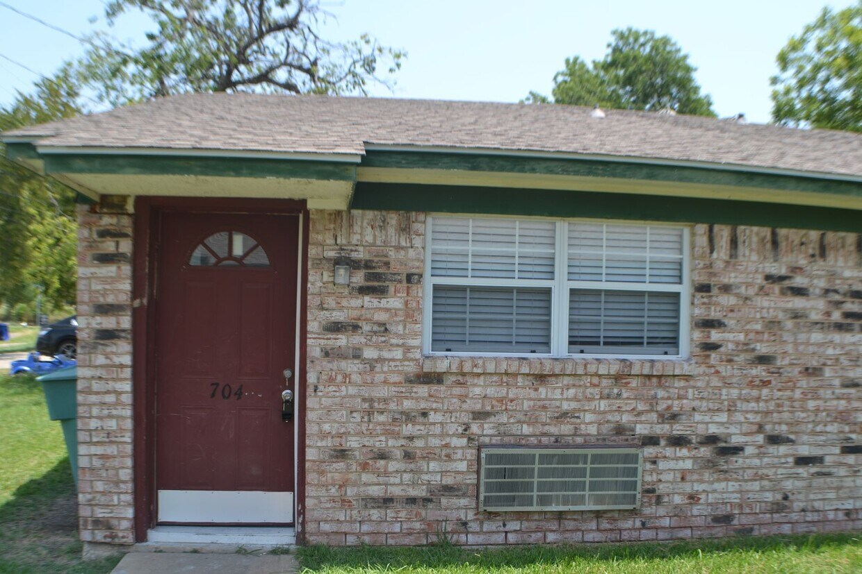 Foto principal - Half Duplex 2 Bedrooms 1 Bath For Lease in...