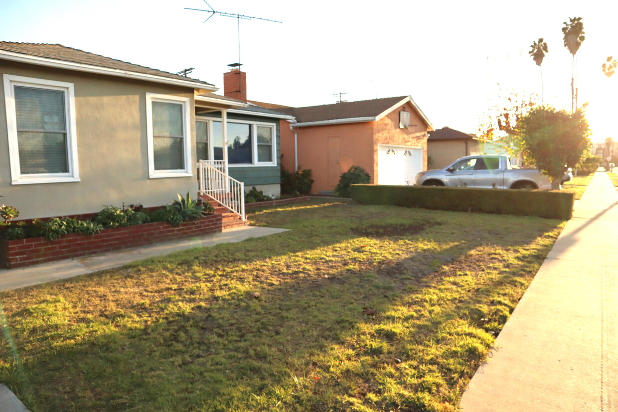 Friendly Front Yard - 12074 Juniette St