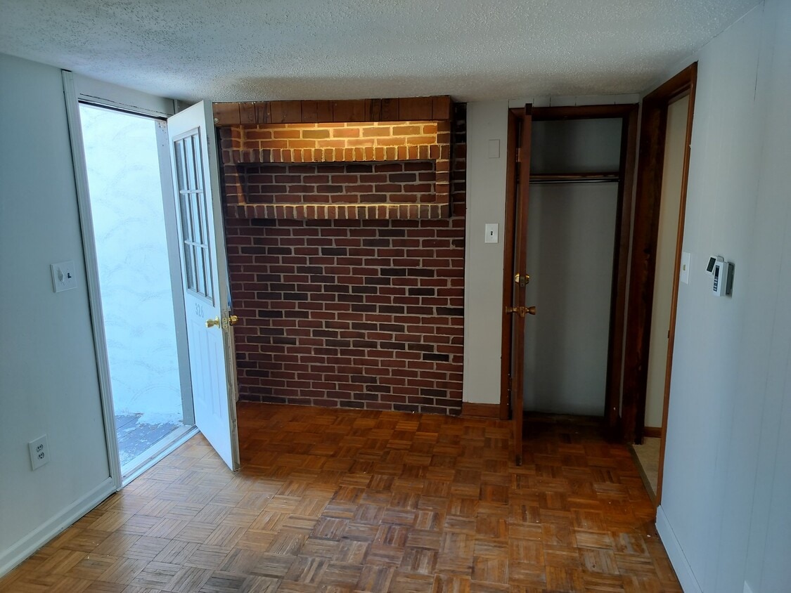 Living - 326 S Center St