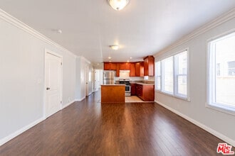 Building Photo - 1409 Bronson Ave