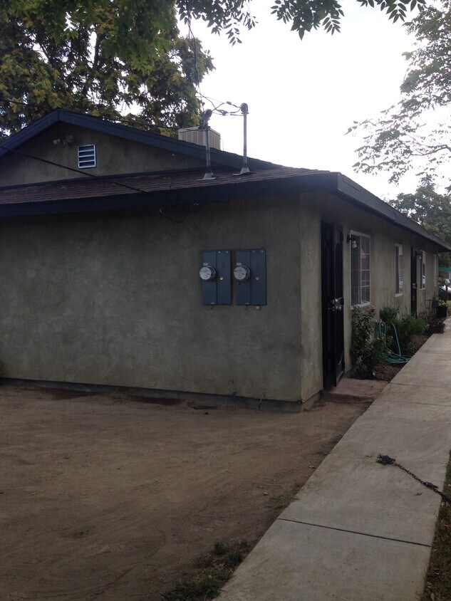 130 Clifton St Unit B, Bakersfield, CA 93307 Room for Rent in