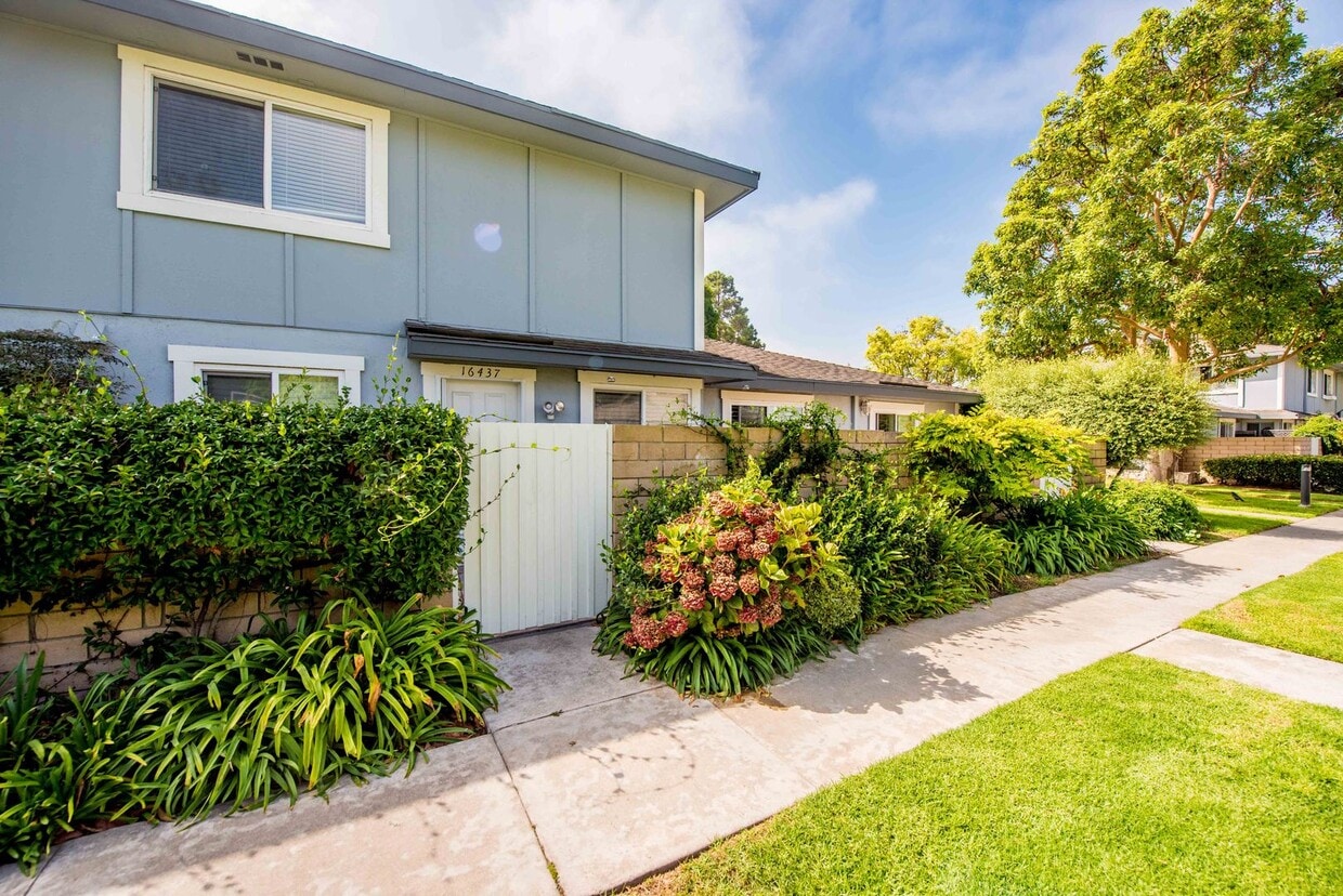 Primary Photo - Huntington Beach Townhouse