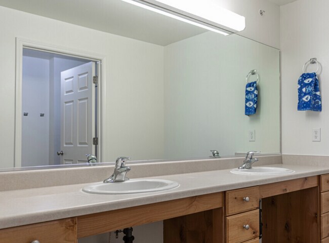 Foto del edificio - Apartments @ Falls Crossing Phase "1" (A,B,C)