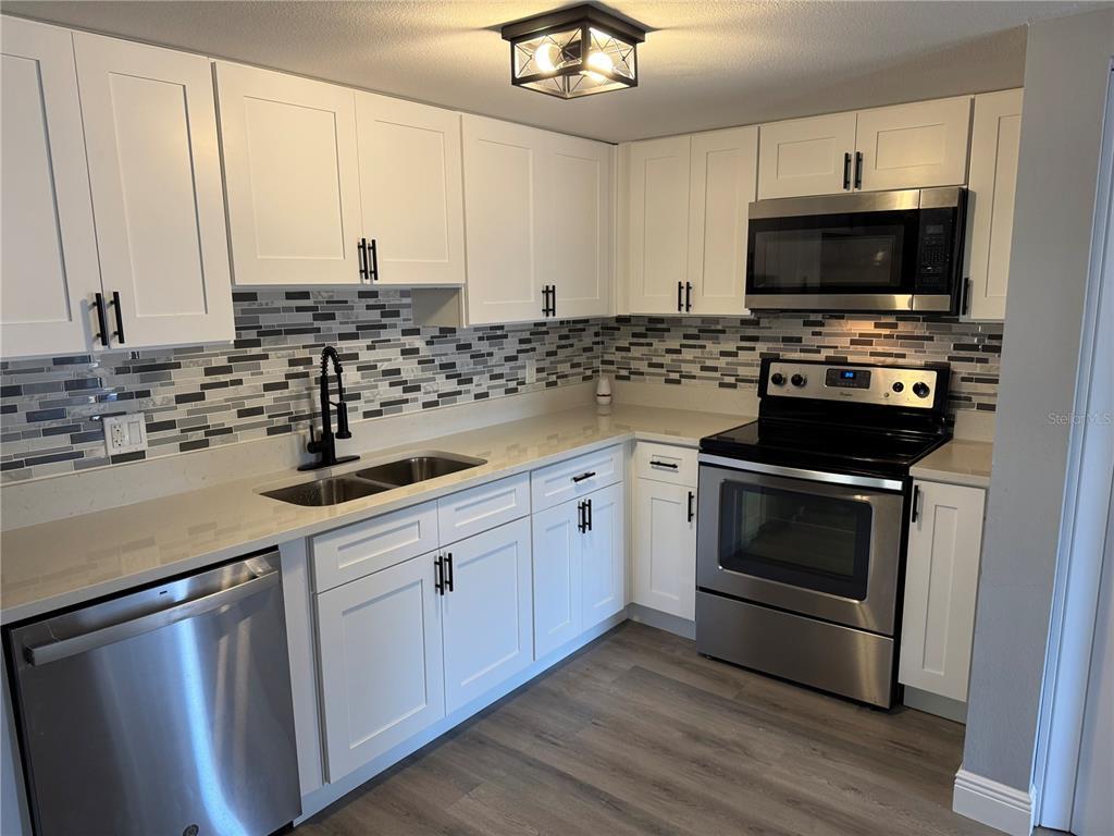 Foto principal - 8198 Fairways Cir