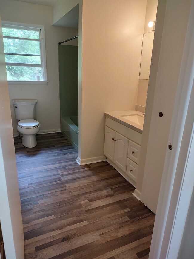 Foto del edificio - 100 1/2 W High St