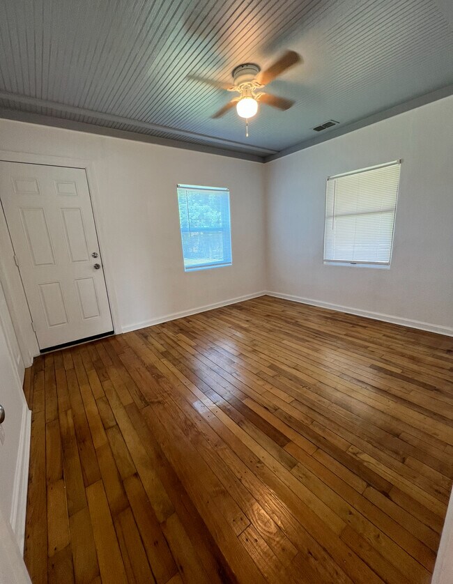 Building Photo - 412 Riverside Dr