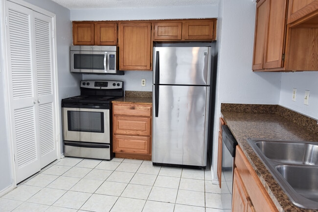 Building Photo - 4908 Oak Blf