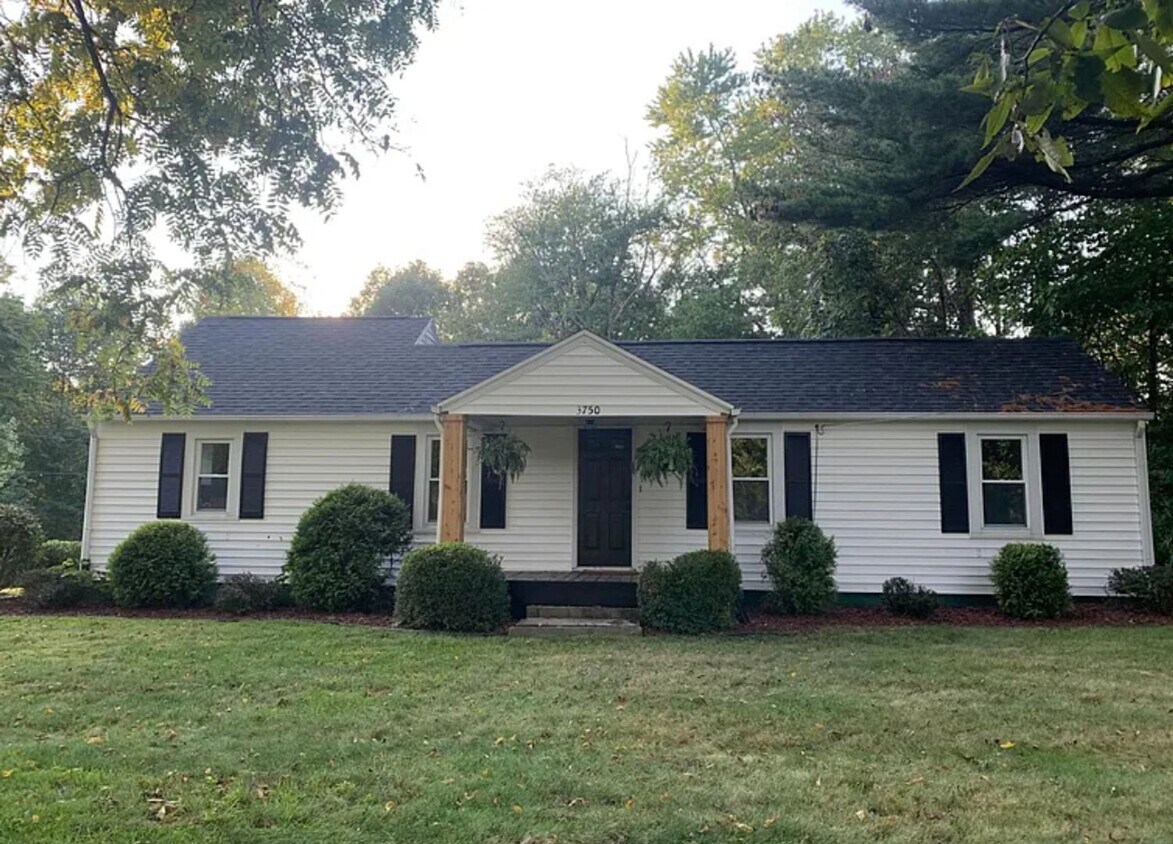 Primary Photo - 2 bedrooms, great location!