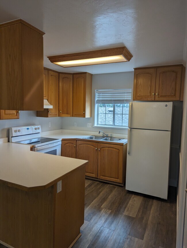 Building Photo - 1050 S Orem Blvd