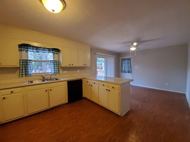 Building Photo - 3346 Cornell Dr