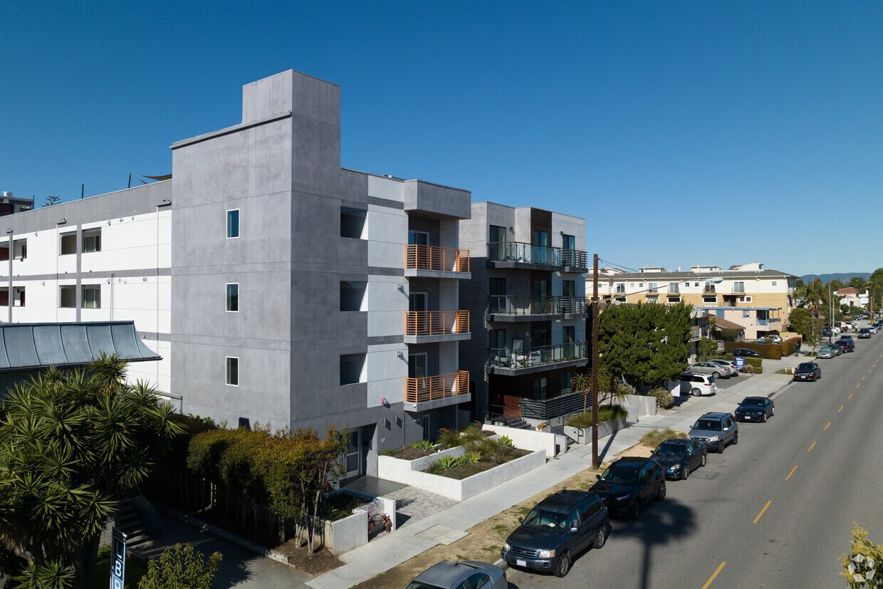 Foto principal - 4231 McLaughlin Ave. Apartments