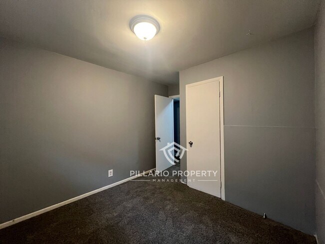 Building Photo - 805-805-805-802 S Worth Ave