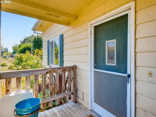Building Photo - Charming 3 Bed + 2 Bath Single Level Home ...