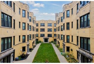 Building Photo - 3819.5 N Greenview Ave