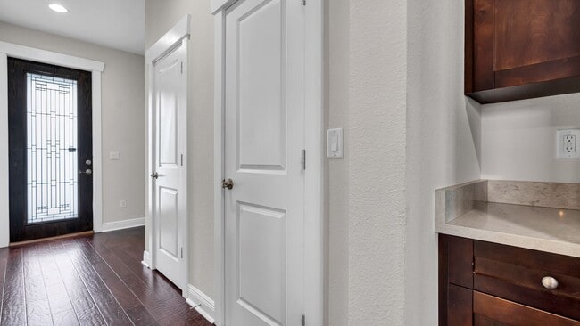 Building Photo - Spacious 4BR/3BA South Tampa Townhome with...
